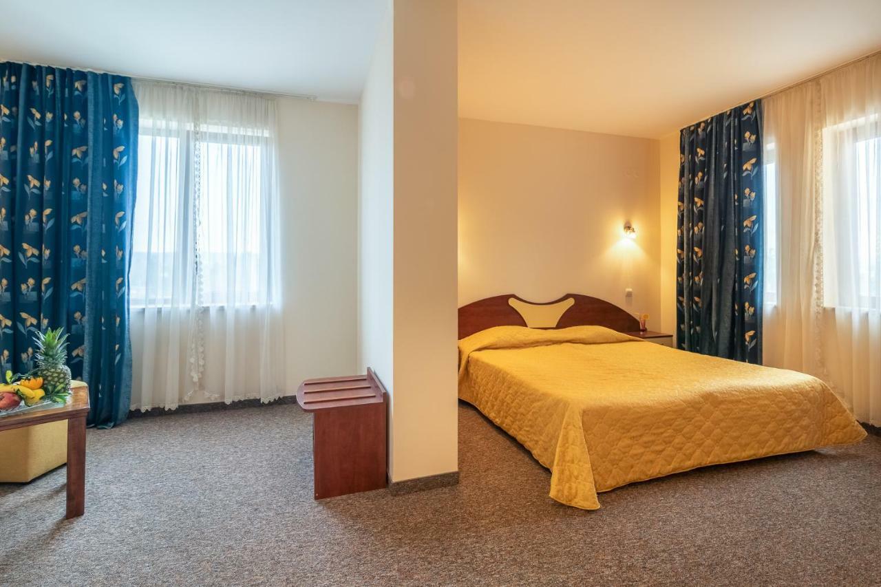 וארנה Adamo Hotel מראה חיצוני תמונה