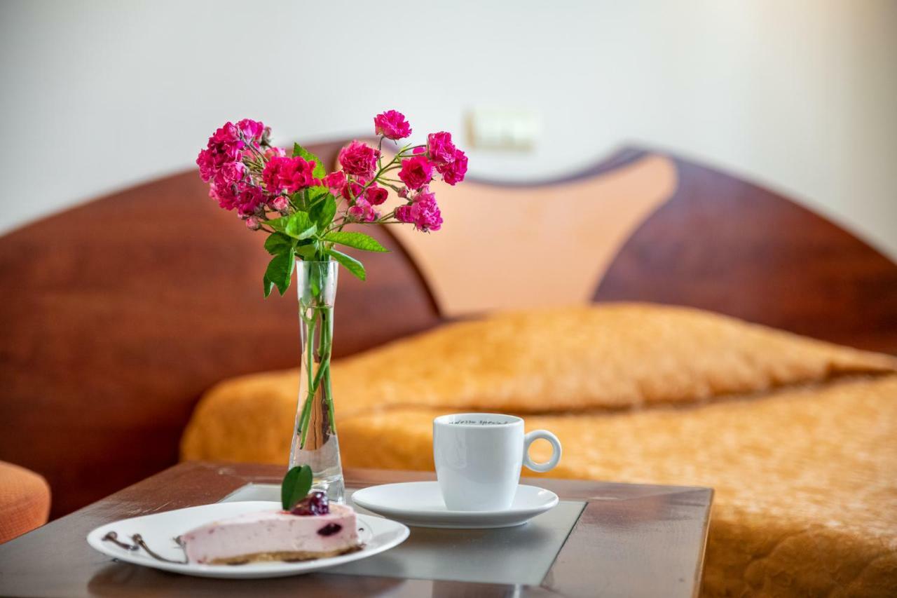 וארנה Adamo Hotel מראה חיצוני תמונה