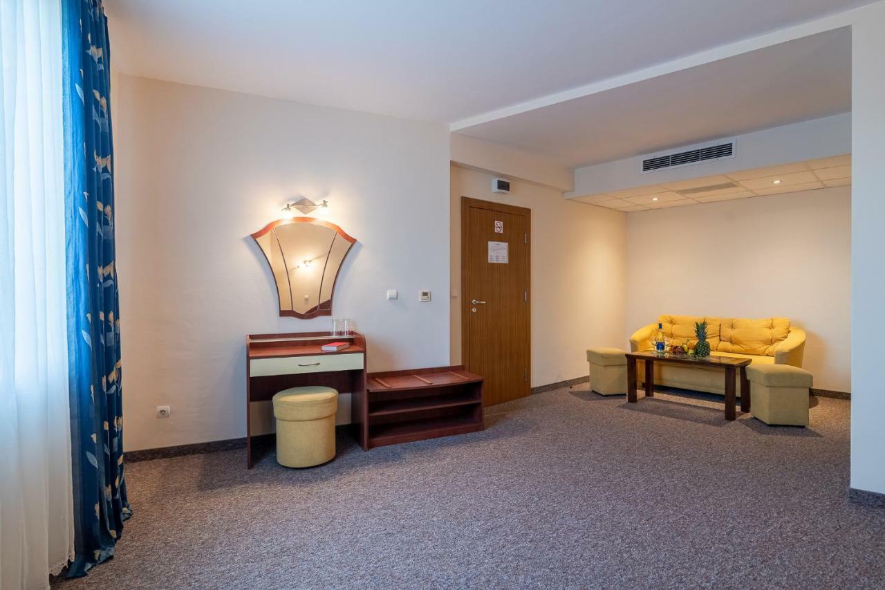 וארנה Adamo Hotel מראה חיצוני תמונה