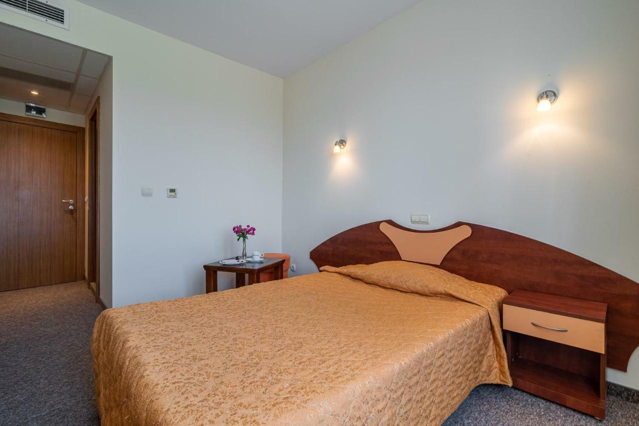וארנה Adamo Hotel מראה חיצוני תמונה