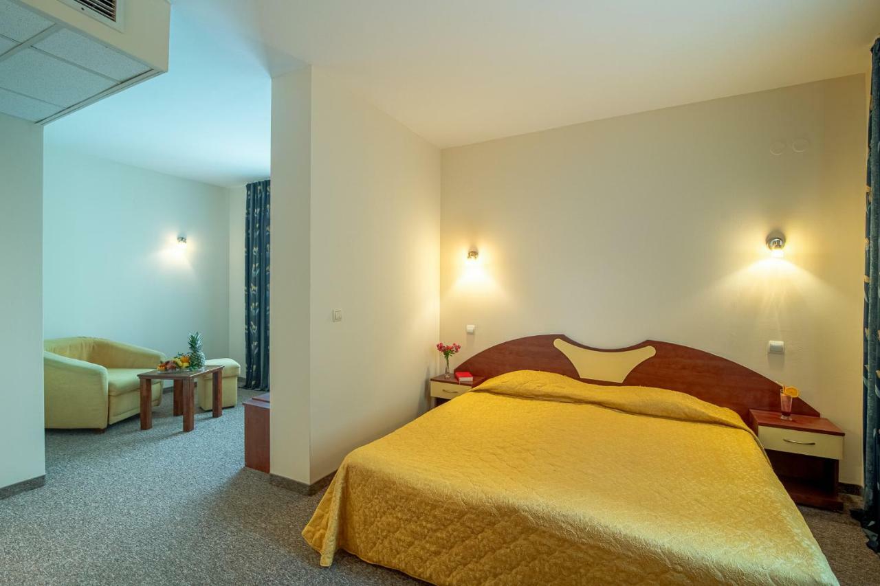 וארנה Adamo Hotel מראה חיצוני תמונה