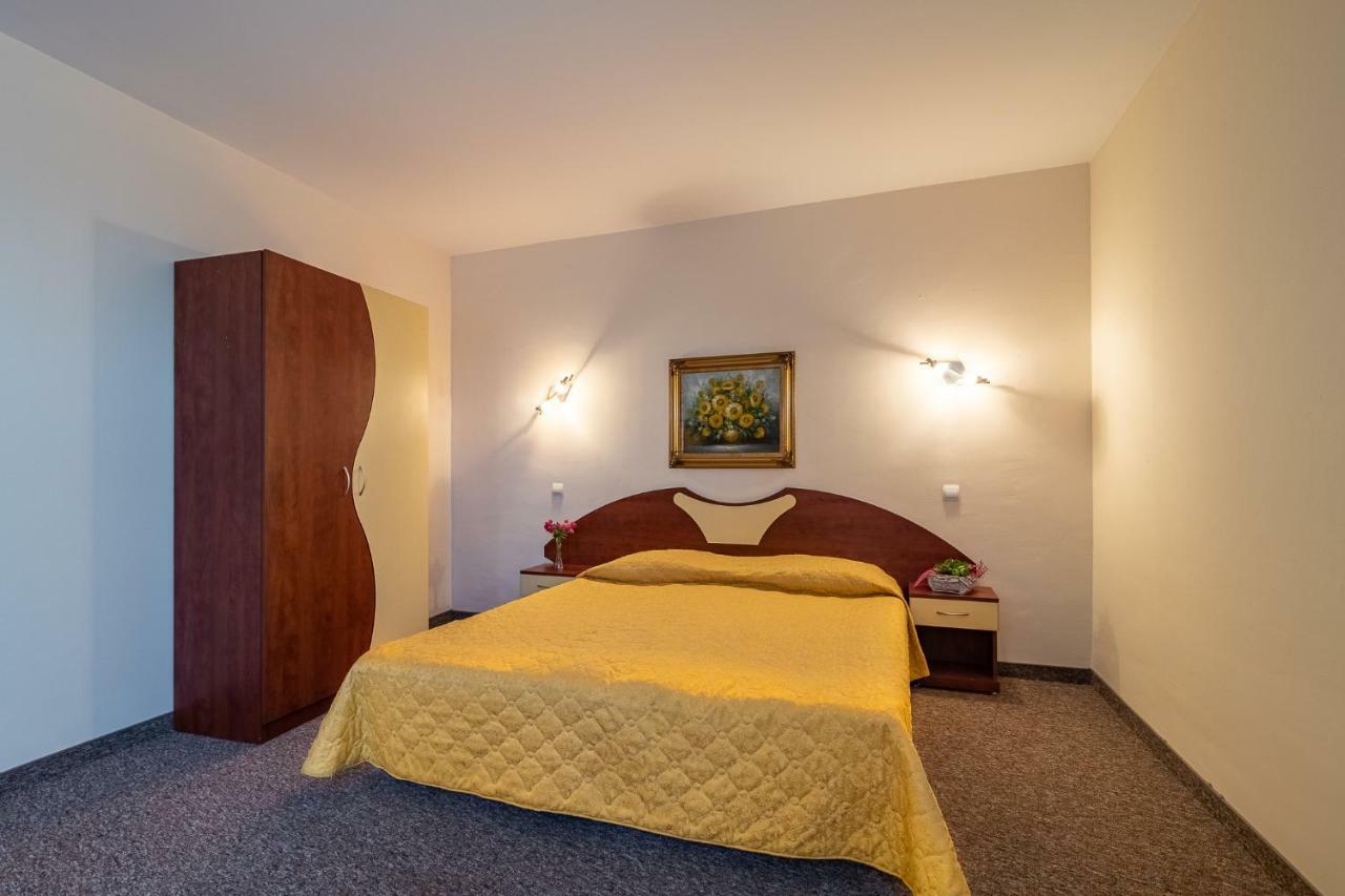 וארנה Adamo Hotel מראה חיצוני תמונה