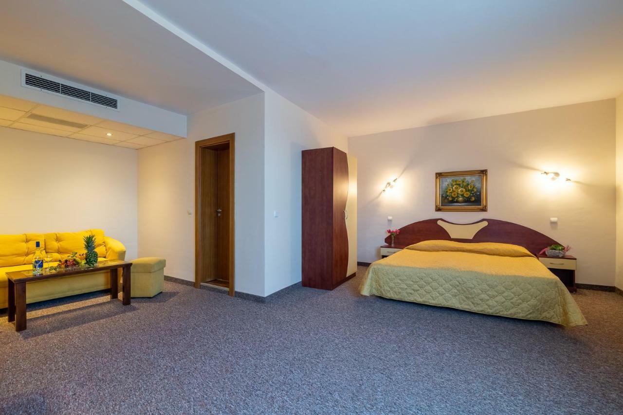 וארנה Adamo Hotel מראה חיצוני תמונה